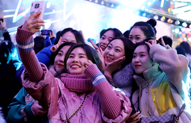 In pics: Beaming, buoyant faces light up Zibo New Year's Eve