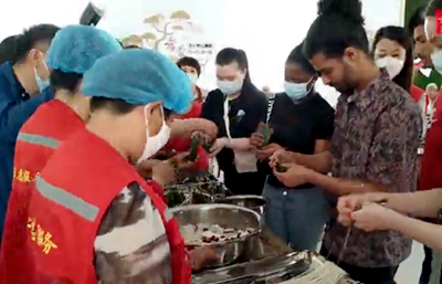 Video: Overseas students in Zibo join Dragon Boat Festival fun